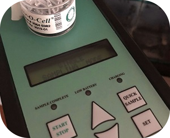 A digital scale displaying a weight with a jar and buttons nearby.